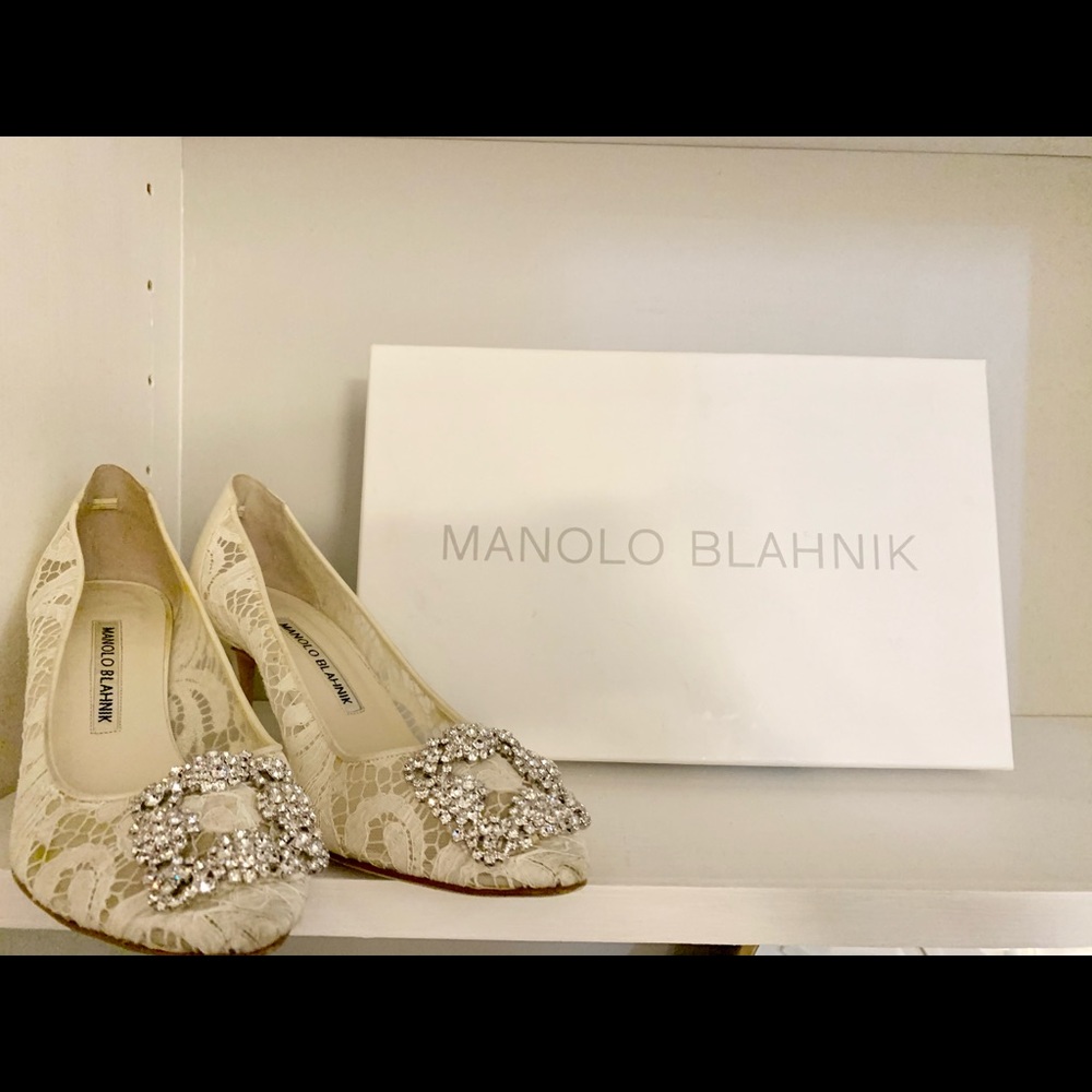 White lace Manolo size 37. Only worn once!